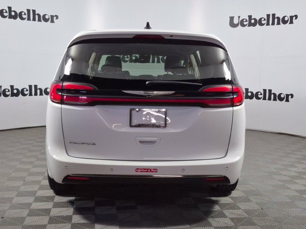 Used 2024 Chrysler Pacifica Touring-L FWD image 6