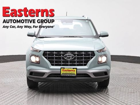 Used 2025 Hyundai Venue SEL FWD image 2
