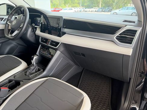 Certified 2025 Volkswagen Taos SE FWD image 30