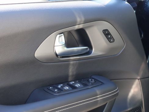 Used 2025 Chrysler Pacifica Select image 21