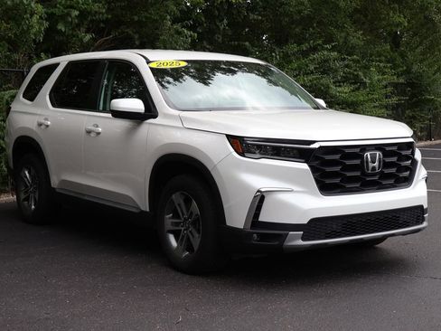 Used 2025 Honda Pilot EX-L image 10