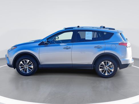 Used 2018 Toyota RAV4 LE image 6