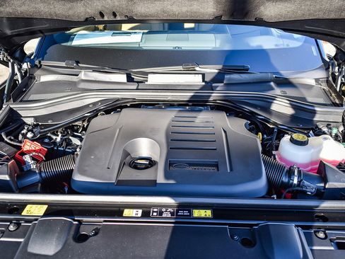 Used 2025 Land Rover Range Rover SE image 28