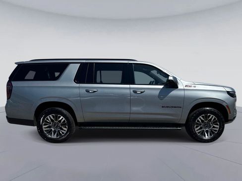 Used 2025 Chevrolet Suburban Z71 AWD/4WD image 2