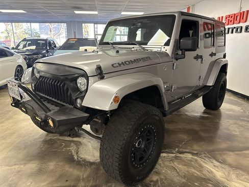 Used 2018 Jeep Wrangler Unlimited Sahara AWD/4WD image 3