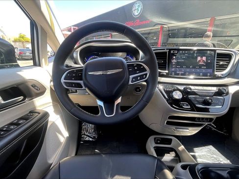Used 2024 Chrysler Pacifica Touring-L FWD image 5