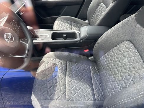 Used 2025 Nissan Kicks SV image 3