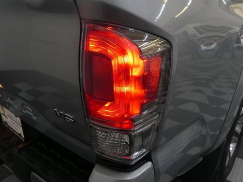 Used 2019 Toyota Tacoma Limited AWD/4WD image 15