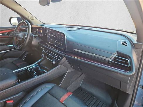 Used 2025 Chevrolet Traverse RS image 25