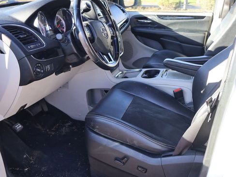 Used 2019 Dodge Grand Caravan SXT image 4