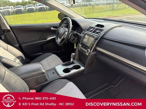 Used 2014 Toyota Camry SE w/ Moonroof Package FWD image 37