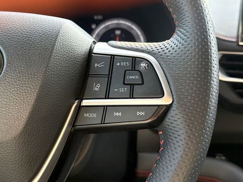 Used 2025 Toyota Sienna XSE w/ XSE Plus Package FWD image 27