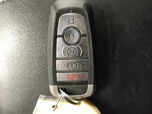 Used 2019 Ford Edge Titanium FWD image 32