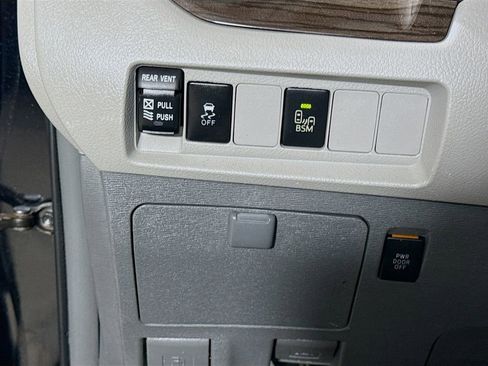 Used 2016 Toyota Sienna XLE image 10