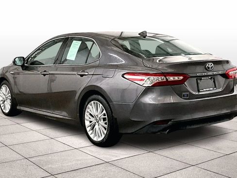 Used 2020 Toyota Camry XLE w/ Sunroof Package image 11