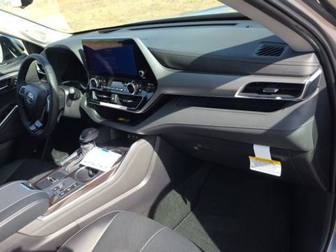 New 2026 Toyota Highlander Platinum AWD/4WD image 29