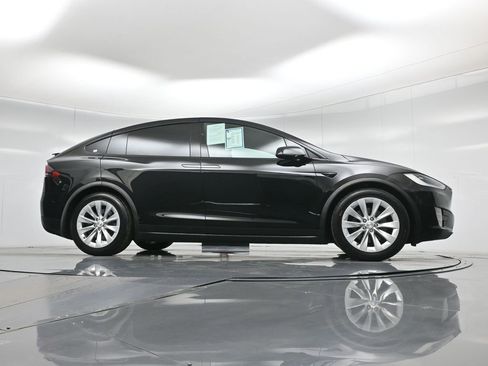 Used 2018 Tesla Model X 75D image 2
