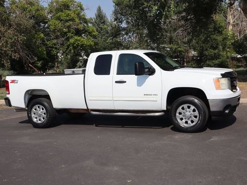 Used 2011 GMC Sierra 2500 SLE w/ Suspension Package, Off-Road AWD/4WD image 2