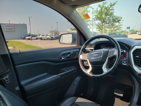 Used 2021 GMC Acadia SLT w/ Technology Package FWD image 8