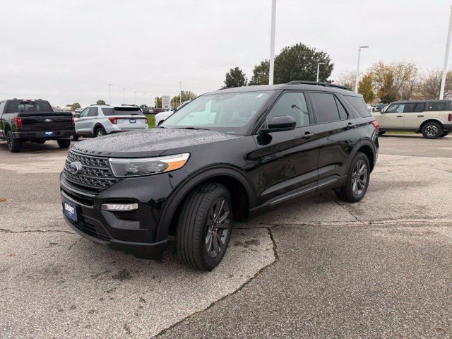 Used 2024 Ford Explorer XLT w/ Equipment Group 202A AWD/4WD image 3