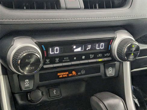 Used 2021 Toyota RAV4 XLE w/ Convenience Package FWD image 21