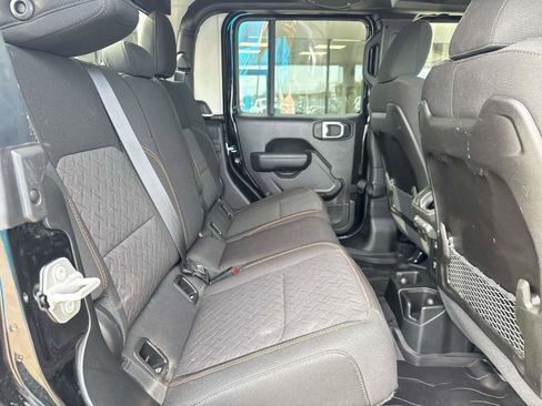 Used 2024 Jeep Gladiator Mojave w/ Technology Group image 9