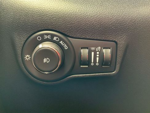 Used 2024 Jeep Compass Latitude AWD/4WD image 16