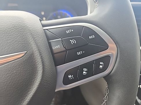 Used 2024 Chrysler Pacifica Touring-L image 15