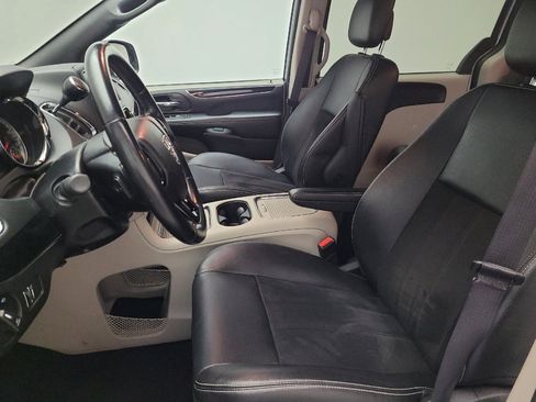 Used 2019 Dodge Grand Caravan SXT image 17