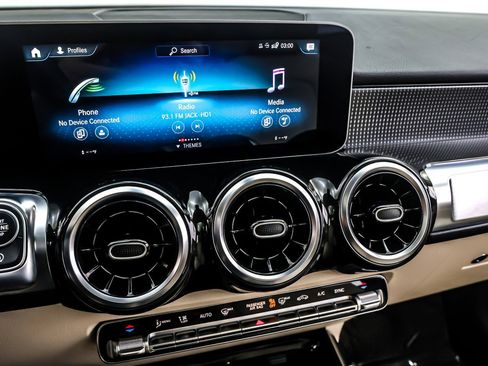 Used 2021 Mercedes-Benz GLB 250 4MATIC image 21