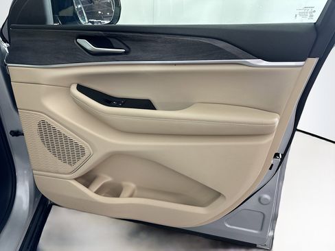 Used 2024 Jeep Grand Cherokee Limited image 31