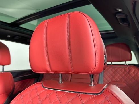 Certified 2022 Bentley Bentayga image 17