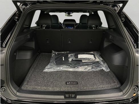 New 2025 Volkswagen Tiguan SE R-Line image 5