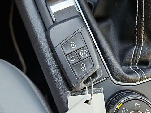 Certified 2022 Volkswagen Taos SE w/ Driver Assistance Package image 19