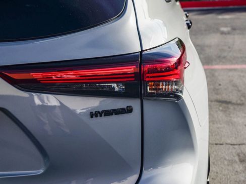 Certified 2024 Toyota Highlander XLE image 8