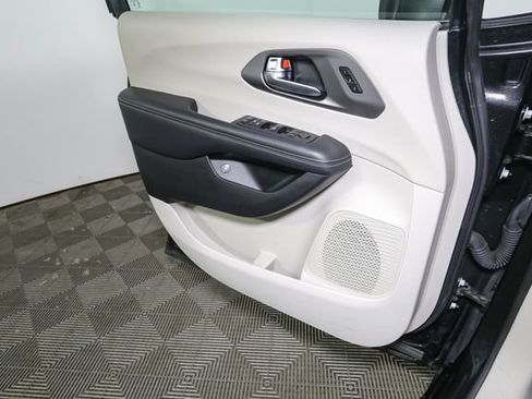 Used 2023 Chrysler Pacifica Touring-L FWD image 38