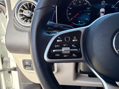 Used 2021 Mercedes-Benz GLB 250 image 35