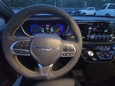 Used 2026 Chrysler Pacifica Select image 5