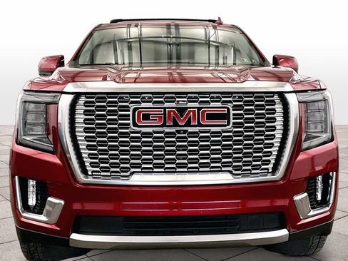Used 2021 GMC Yukon XL Denali w/ Denali Premium Package AWD/4WD image 3