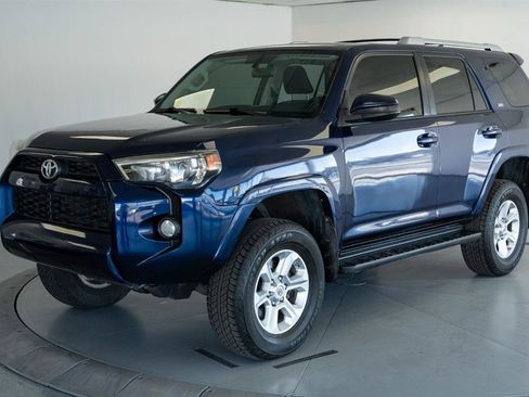 Used 2017 Toyota 4Runner SR5 AWD/4WD image 3