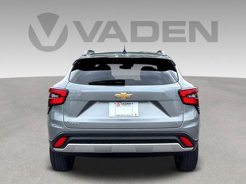 Used 2025 Chevrolet Trax LT FWD image 17