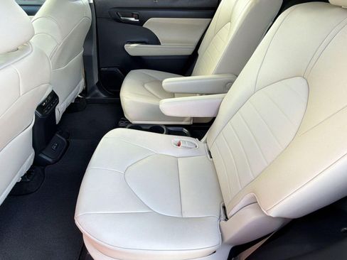 Used 2024 Toyota Highlander XLE image 25