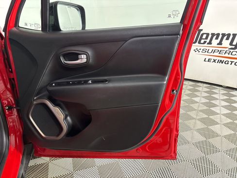 Used 2023 Jeep Renegade Latitude image 28