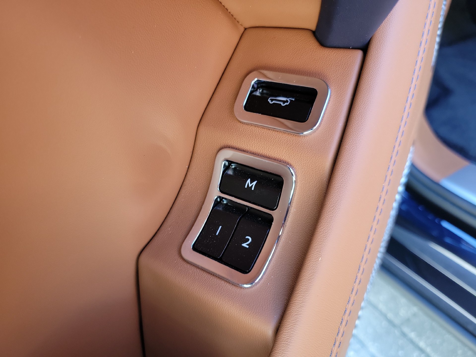 Certified 2025 Bentley Bentayga Extended Wheelbase AWD/4WD image 23
