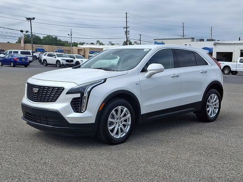 Used 2023 Cadillac XT4 Luxury w/ Cold Weather Package AWD/4WD image 3