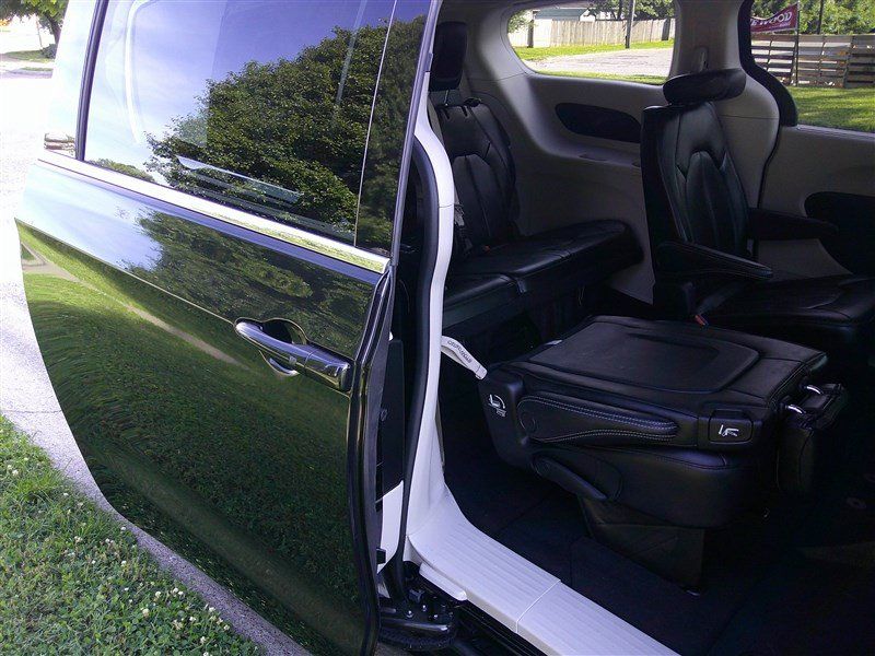 Used 2023 Chrysler Pacifica Touring-L FWD image 21