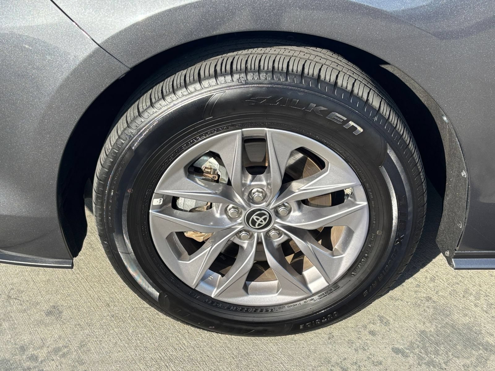 Used 2025 Toyota Sienna XLE FWD image 32