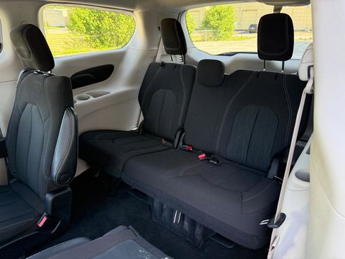 Used 2022 Chrysler Voyager LX FWD image 26