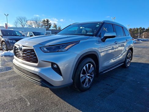 Used 2023 Toyota Highlander XLE image 3