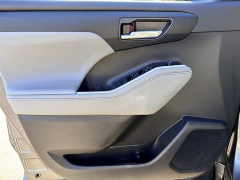 Used 2023 Toyota Highlander XLE image 20